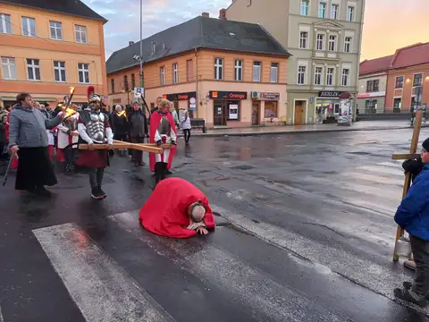 2022.04.10 – Droga Krzyżowa ulicami parafii – zdjęcie 26