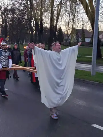 2022.04.10 – Droga Krzyżowa ulicami parafii – zdjęcie 41