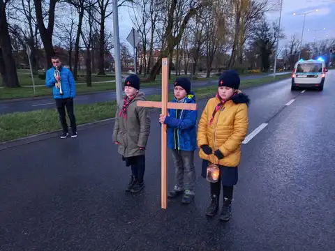 2022.04.10 – Droga Krzyżowa ulicami parafii – zdjęcie 38
