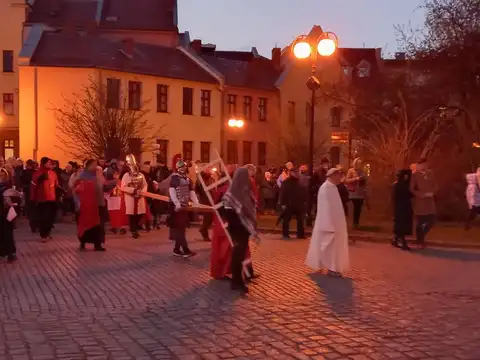 2022.04.10 – Droga Krzyżowa ulicami parafii – zdjęcie 48