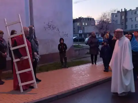 2022.04.10 – Droga Krzyżowa ulicami parafii – zdjęcie 45