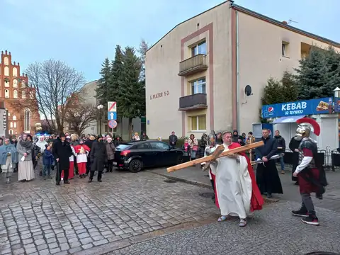 2022.04.10 – Droga Krzyżowa ulicami parafii – zdjęcie 16