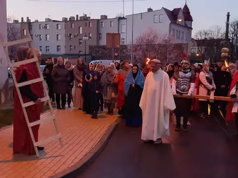 2022.04.10 – Droga Krzyżowa ulicami parafii – zdjęcie 46