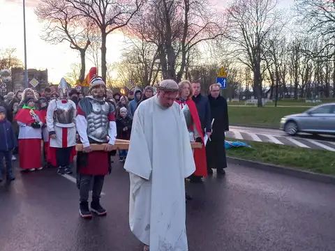 2022.04.10 – Droga Krzyżowa ulicami parafii – zdjęcie 36