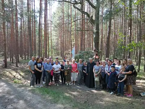 2022.05.15 – Modlitwa za Ojczyznę, dzieci i młodzież przy leśnej kapliczce – zdjęcie 18