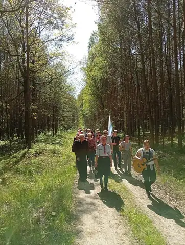 2022.05.15 – Modlitwa za Ojczyznę, dzieci i młodzież przy leśnej kapliczce – zdjęcie 29