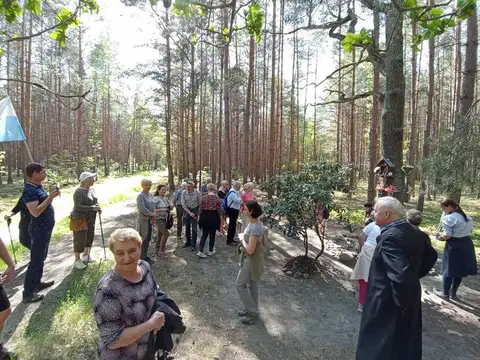 2022.05.15 – Modlitwa za Ojczyznę, dzieci i młodzież przy leśnej kapliczce – zdjęcie 33