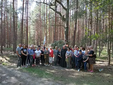 2022.05.15 – Modlitwa za Ojczyznę, dzieci i młodzież przy leśnej kapliczce – zdjęcie 19