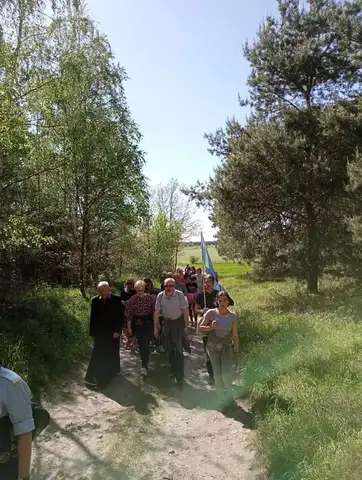 2022.05.15 – Modlitwa za Ojczyznę, dzieci i młodzież przy leśnej kapliczce – zdjęcie 7