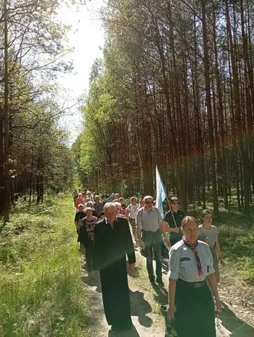 2022.05.15 – Modlitwa za Ojczyznę, dzieci i młodzież przy leśnej kapliczce – zdjęcie 30