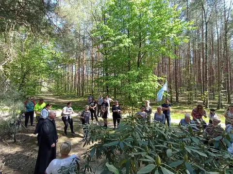 2022.05.15 – Modlitwa za Ojczyznę, dzieci i młodzież przy leśnej kapliczce – zdjęcie 24