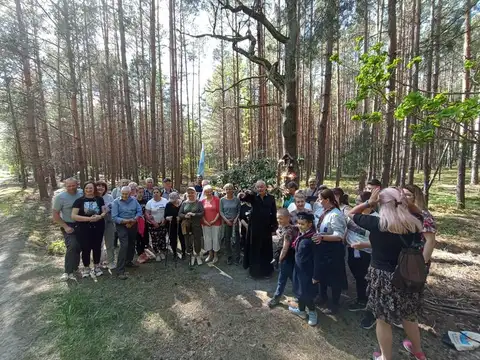 2022.05.15 – Modlitwa za Ojczyznę, dzieci i młodzież przy leśnej kapliczce – zdjęcie 36