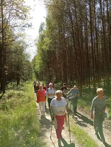 2022.05.15 – Modlitwa za Ojczyznę, dzieci i młodzież przy leśnej kapliczce – zdjęcie 27