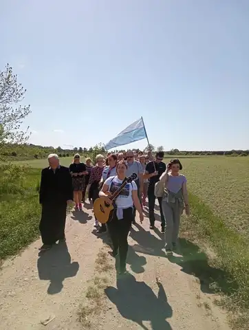 2022.05.15 – Modlitwa za Ojczyznę, dzieci i młodzież przy leśnej kapliczce – zdjęcie 20