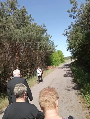 2022.05.15 – Modlitwa za Ojczyznę, dzieci i młodzież przy leśnej kapliczce – zdjęcie 16