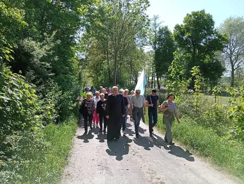 2022.05.15 – Modlitwa za Ojczyznę, dzieci i młodzież przy leśnej kapliczce – zdjęcie 3