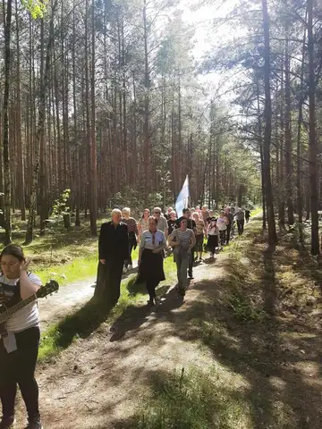 2022.05.15 – Modlitwa za Ojczyznę, dzieci i młodzież przy leśnej kapliczce – zdjęcie 38