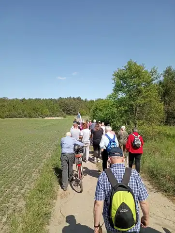 2022.05.15 – Modlitwa za Ojczyznę, dzieci i młodzież przy leśnej kapliczce – zdjęcie 23