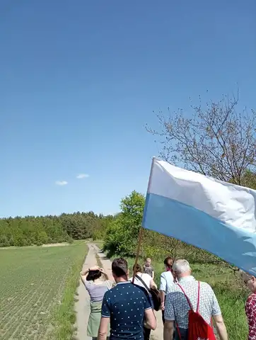 2022.05.15 – Modlitwa za Ojczyznę, dzieci i młodzież przy leśnej kapliczce – zdjęcie 22