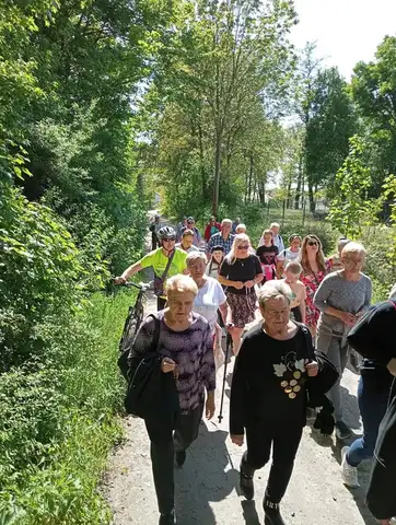 2022.05.15 – Modlitwa za Ojczyznę, dzieci i młodzież przy leśnej kapliczce – zdjęcie 5