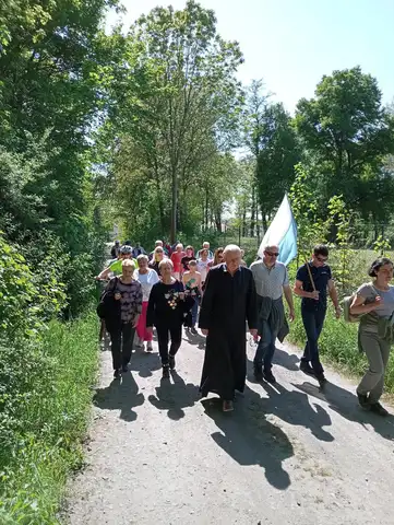 2022.05.15 – Modlitwa za Ojczyznę, dzieci i młodzież przy leśnej kapliczce – zdjęcie 4