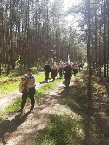 2022.05.15 – Modlitwa za Ojczyznę, dzieci i młodzież przy leśnej kapliczce – zdjęcie 37