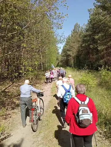 2022.05.15 – Modlitwa za Ojczyznę, dzieci i młodzież przy leśnej kapliczce – zdjęcie 10