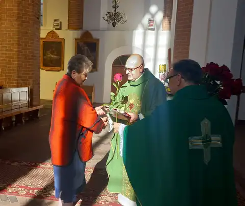 2022.10.23 – Jubileusz 20-lecia Parafialnego Zespołu Caritas i 10-lecia świetlicy „Bajka” – zdjęcie 30
