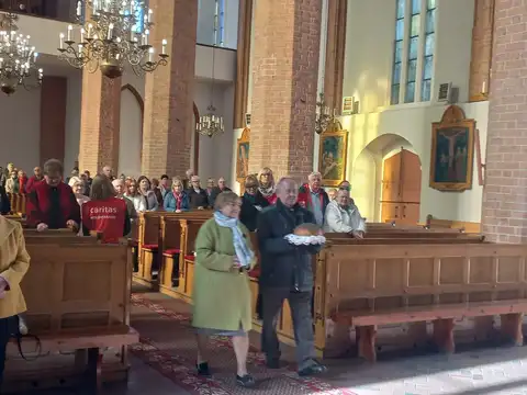 2022.10.23 – Jubileusz 20-lecia Parafialnego Zespołu Caritas i 10-lecia świetlicy „Bajka” – zdjęcie 17